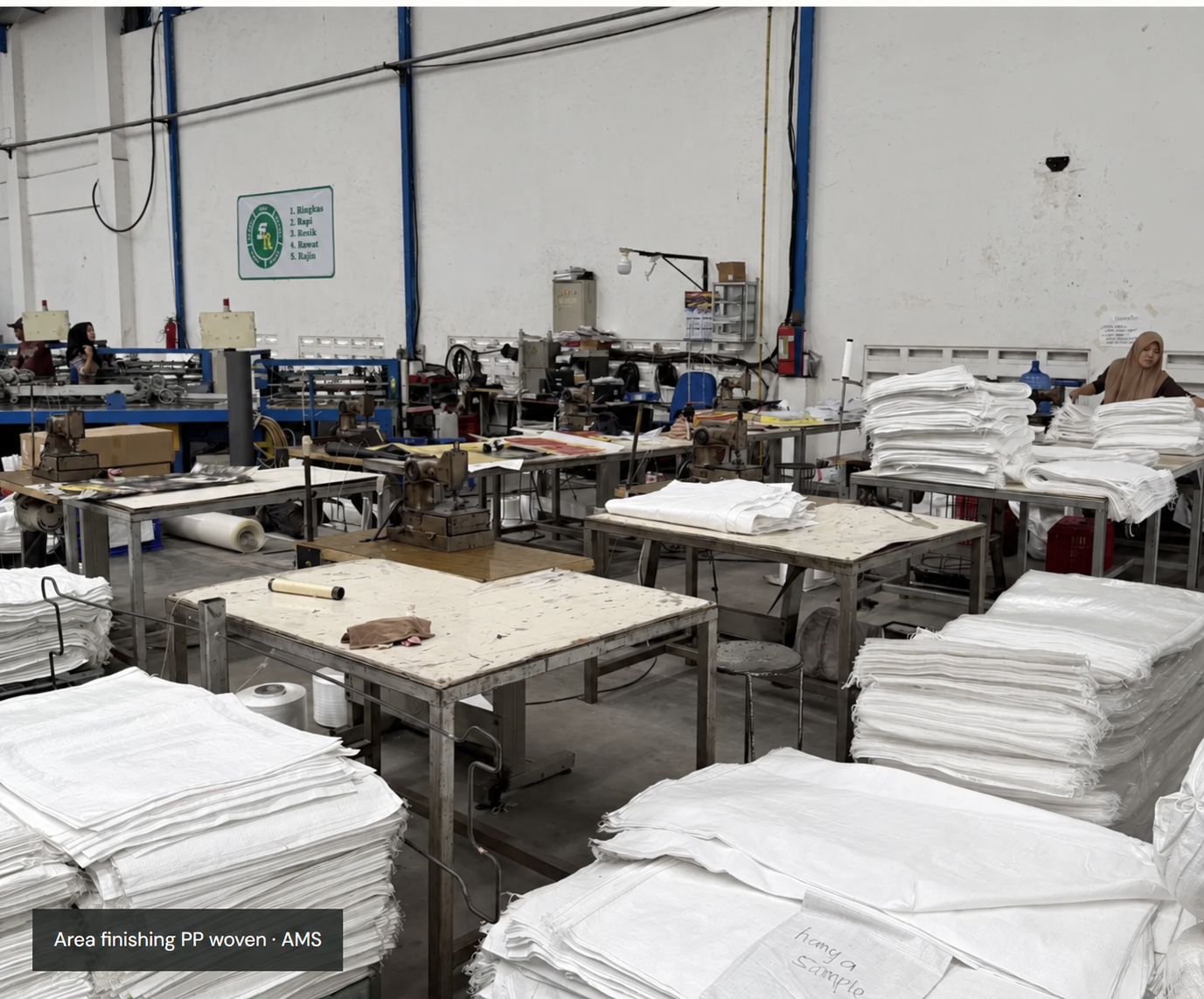 Karung PP woven di area sewing dan finishing AMS