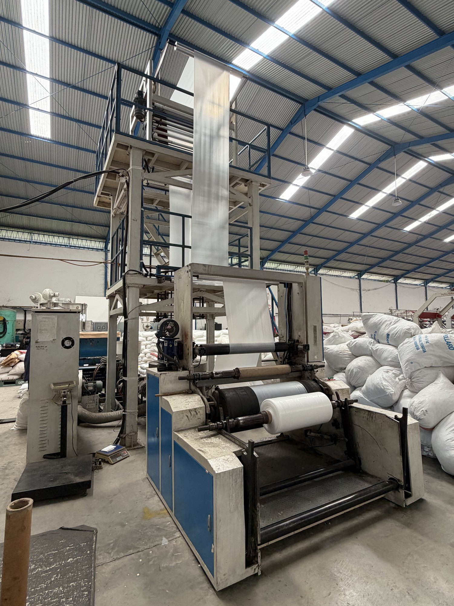 Produksi film polyethylene pada blowing line AMS
